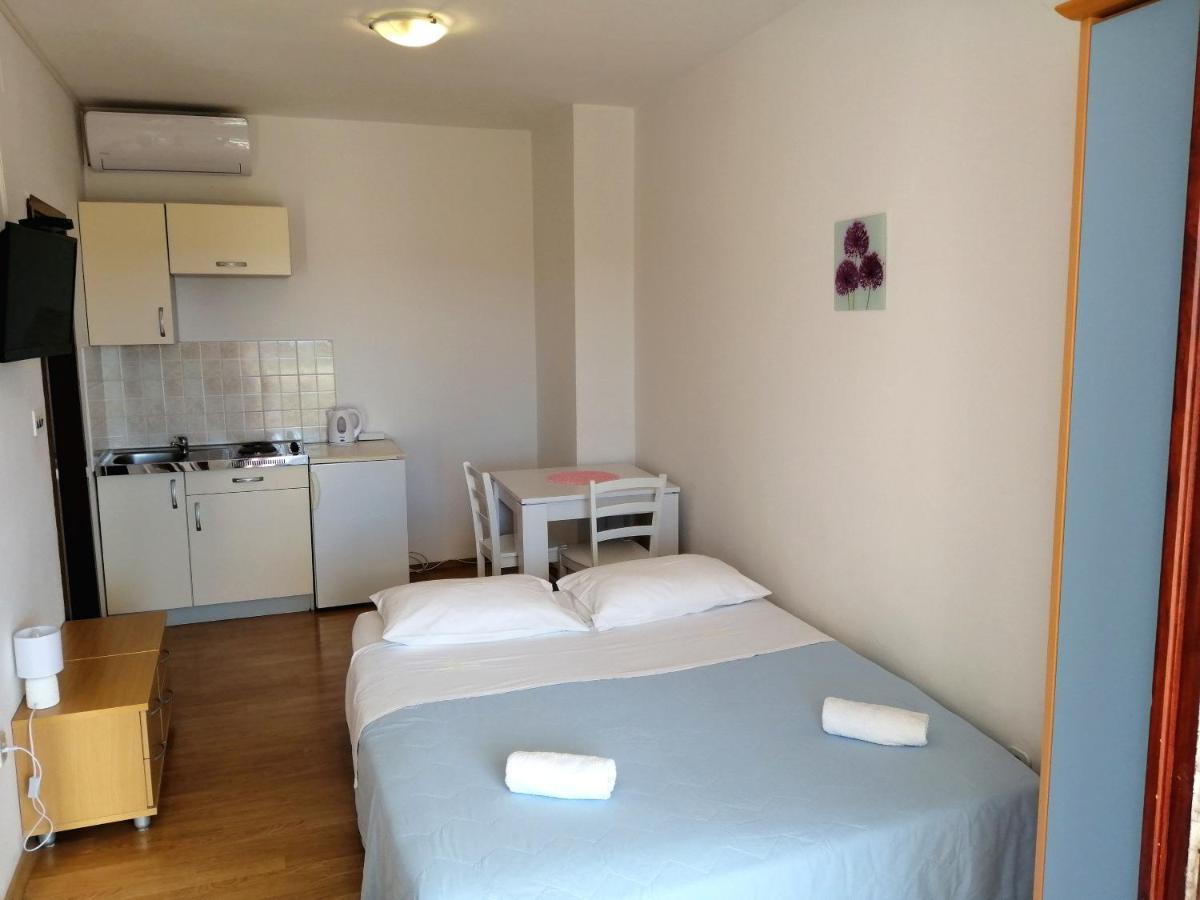 Apartments Dalmatian Stone House Туран Екстериор снимка