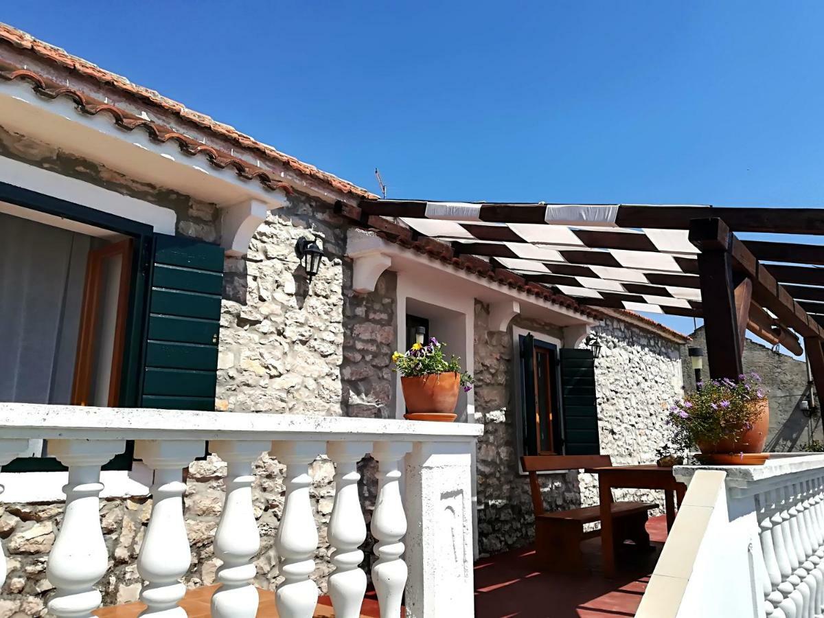 Apartments Dalmatian Stone House Туран Екстериор снимка