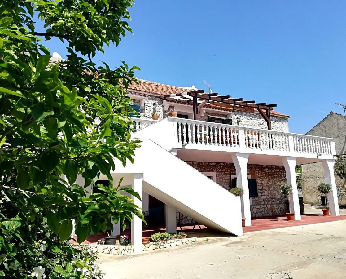 Apartments Dalmatian Stone House Туран Екстериор снимка